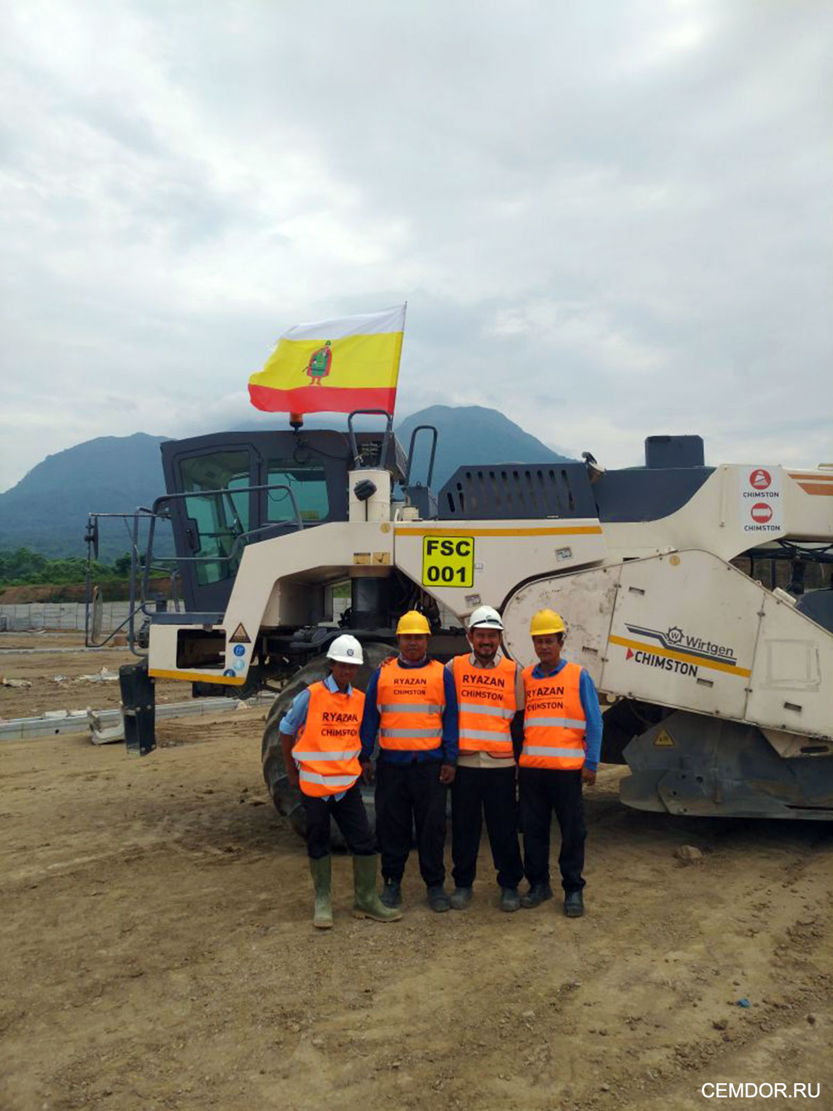 Рабочие Индонезии на строительстве сейсмоустойчивого аэродрома